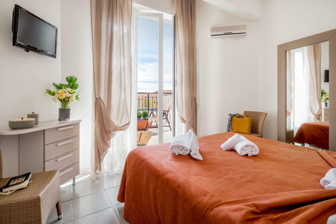 Hotel Villa Teresa Loano Bagian luar foto